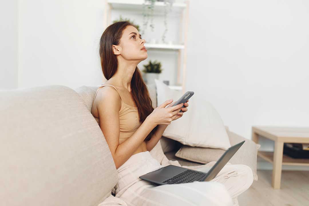 mujer calculando el ahorro con next generation reformas y reformas rdr