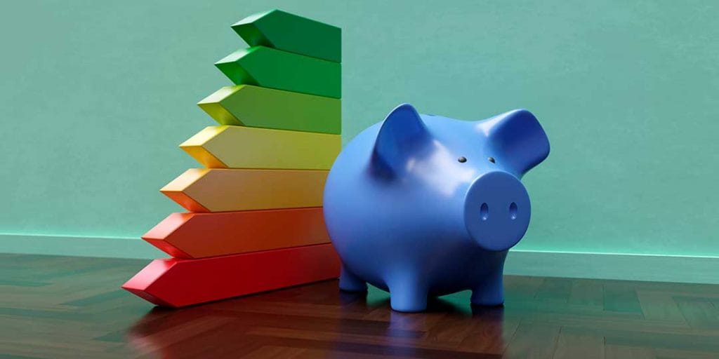 Niveles de ahorro energético y hucha de cerdito que simboliza el ahorro.