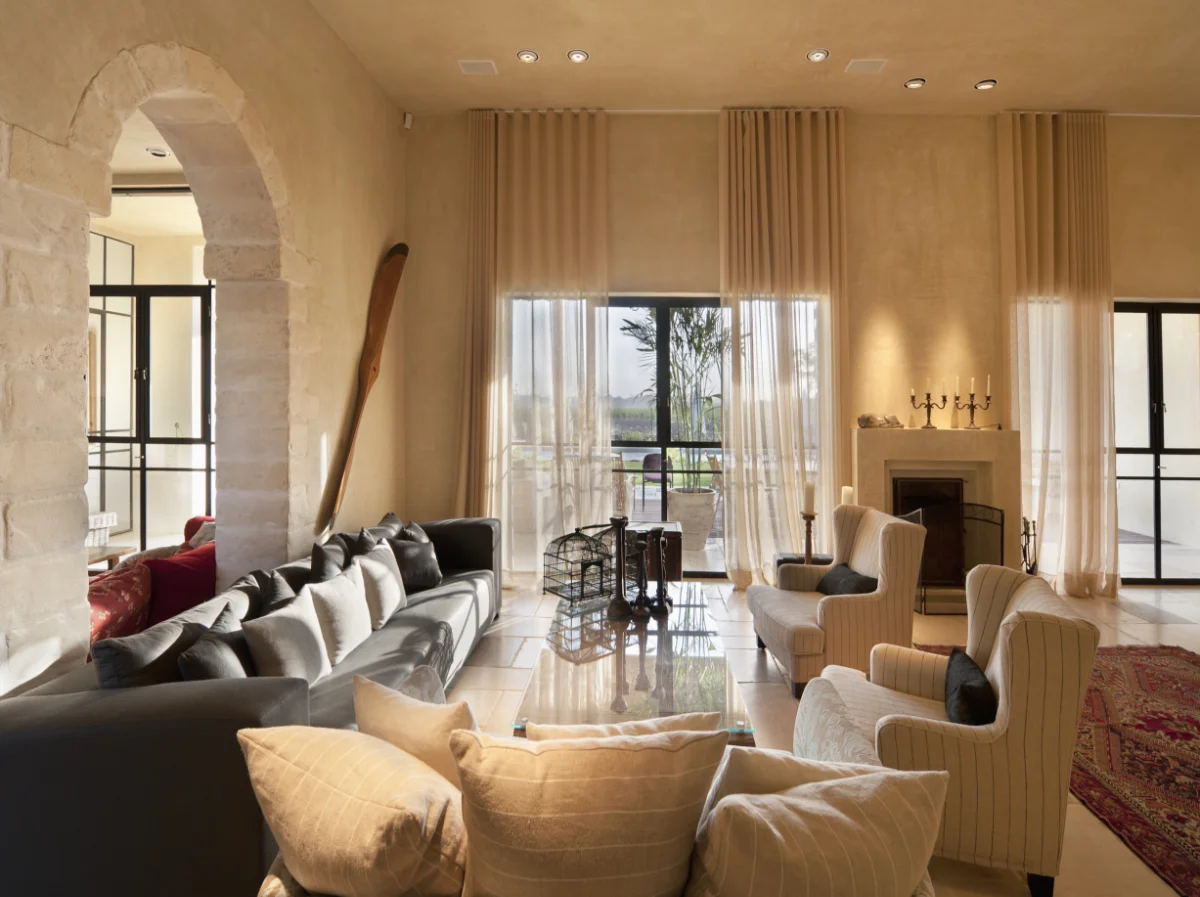 reformas integrales en Castelldefels. Lujoso salón reformado con vistas increíbles - Tot Construccions RyR