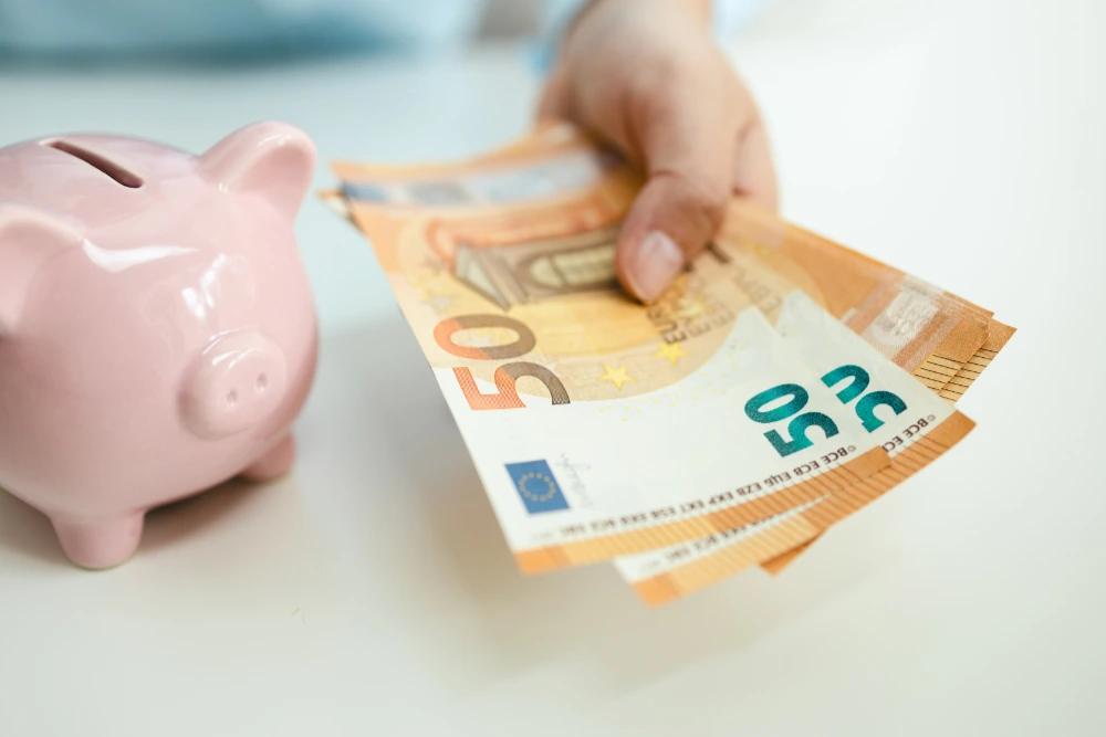 como ahorrar con el IVA reducido al 10 para reformas - imagen conceptual de ahorro