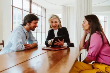 cómo mejorar la tasación de un inmueble en el Baix Llobregat y Badalona. Tasadora dando consejos de que puede mejorar la tasación a una pareja