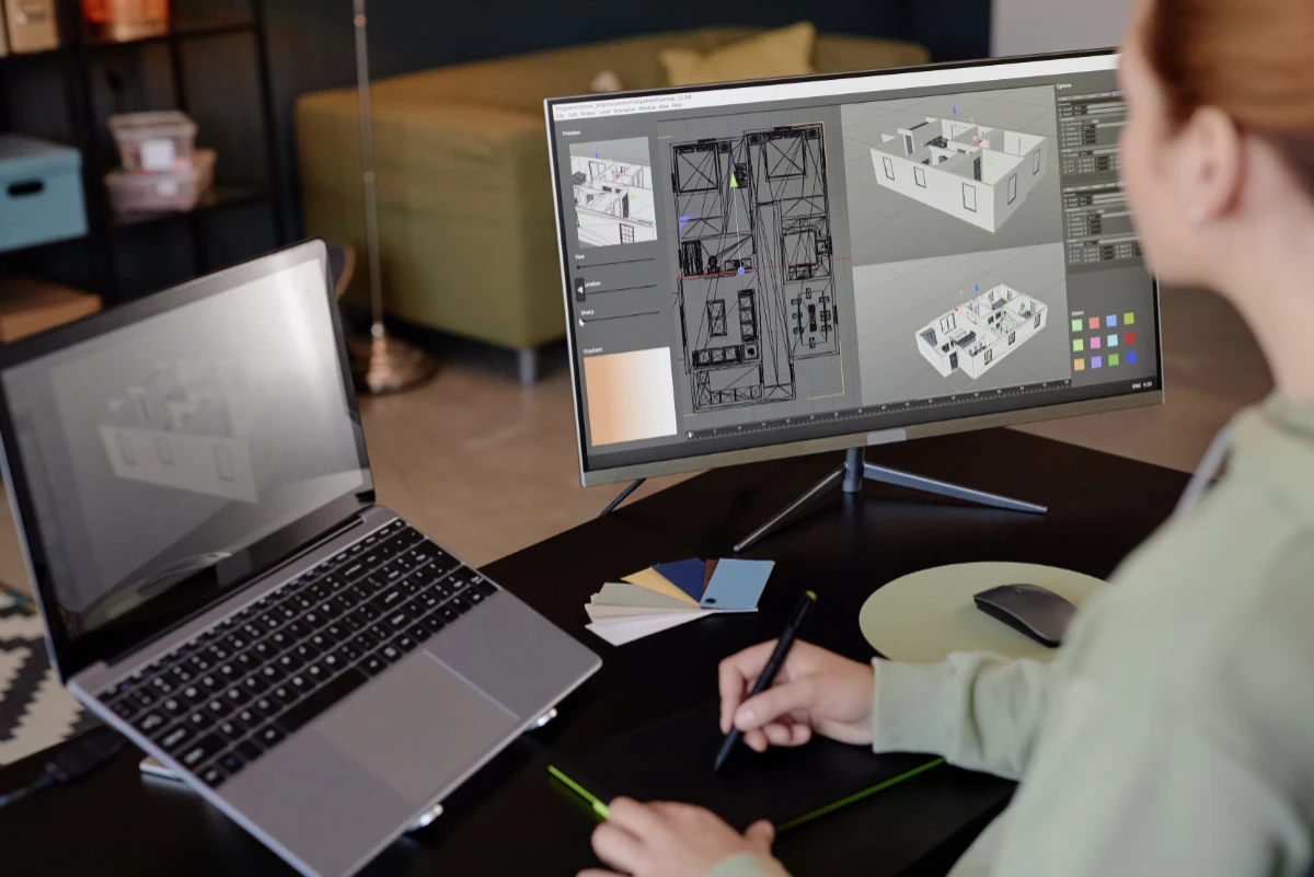 diseñadora de interiores y arquitecta preparando propuesta de reformas integrales para incrementar la tasación de un inmueble