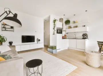 pequeño apartamento con la cocina y el salón comedor en un mismo ambiente, en el Baix Llobregat