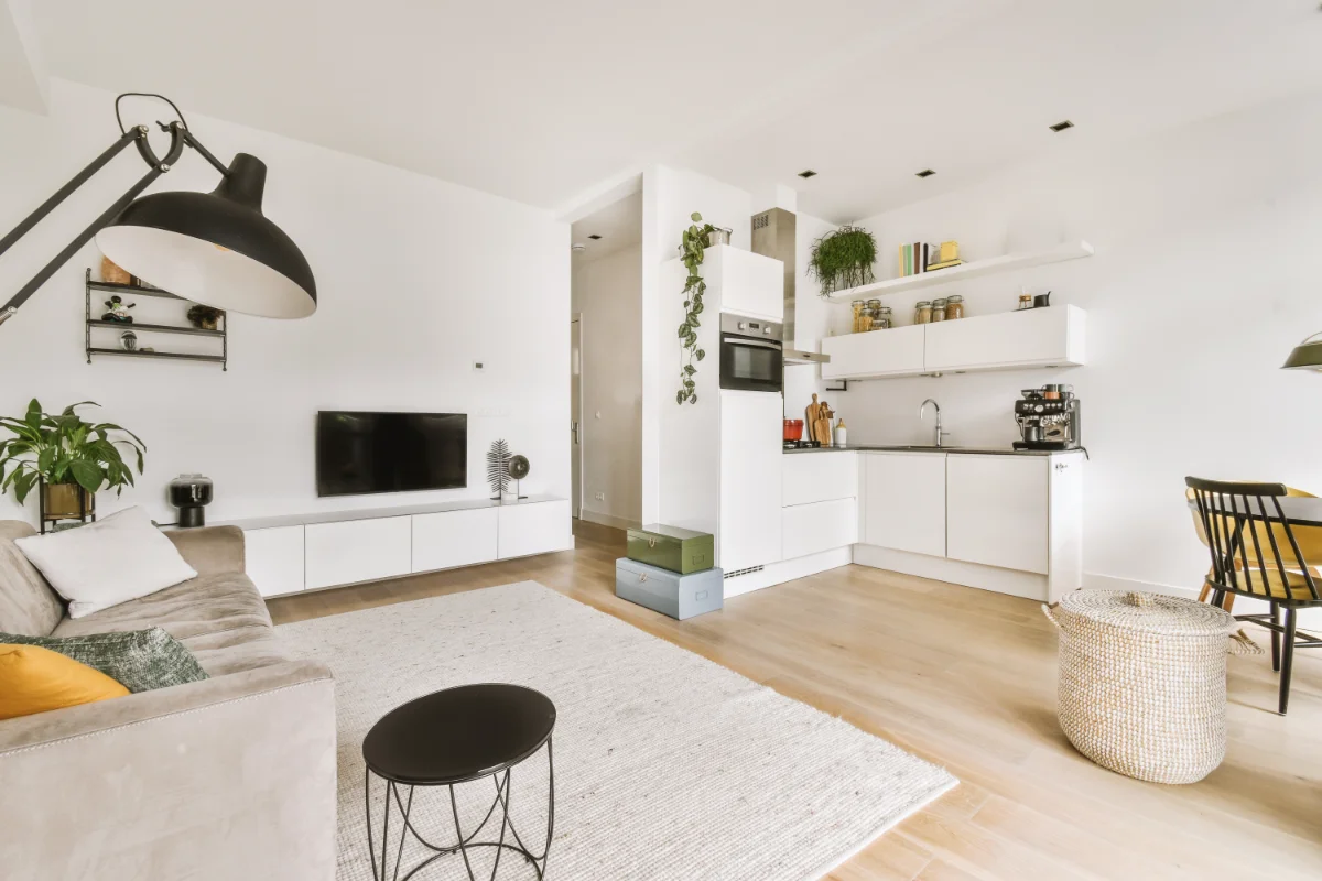pequeño apartamento con la cocina y el salón comedor en un mismo ambiente, en el Baix Llobregat