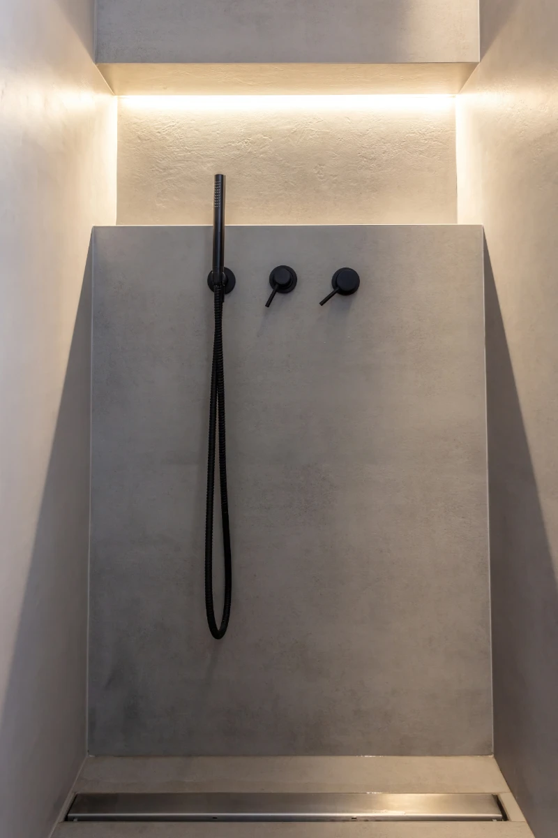 cambio de bañera por plato de ducha en Badalona y Baix Llobregat ducha de micro cemento