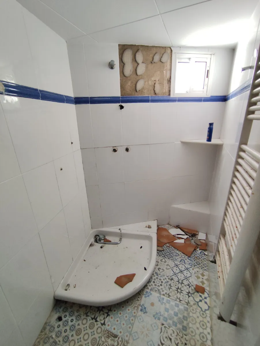 Obra rehabilitación de casa en Sant Boi baño ducha antes de reformar Baix llobregat