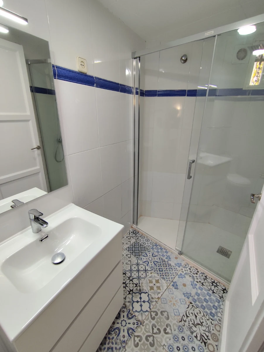 Obra Rehabilitación De Casa En Sant Boi Baño Ducha Después De Reformar Baix Llobregat. Rehabilitación integral de viviendas