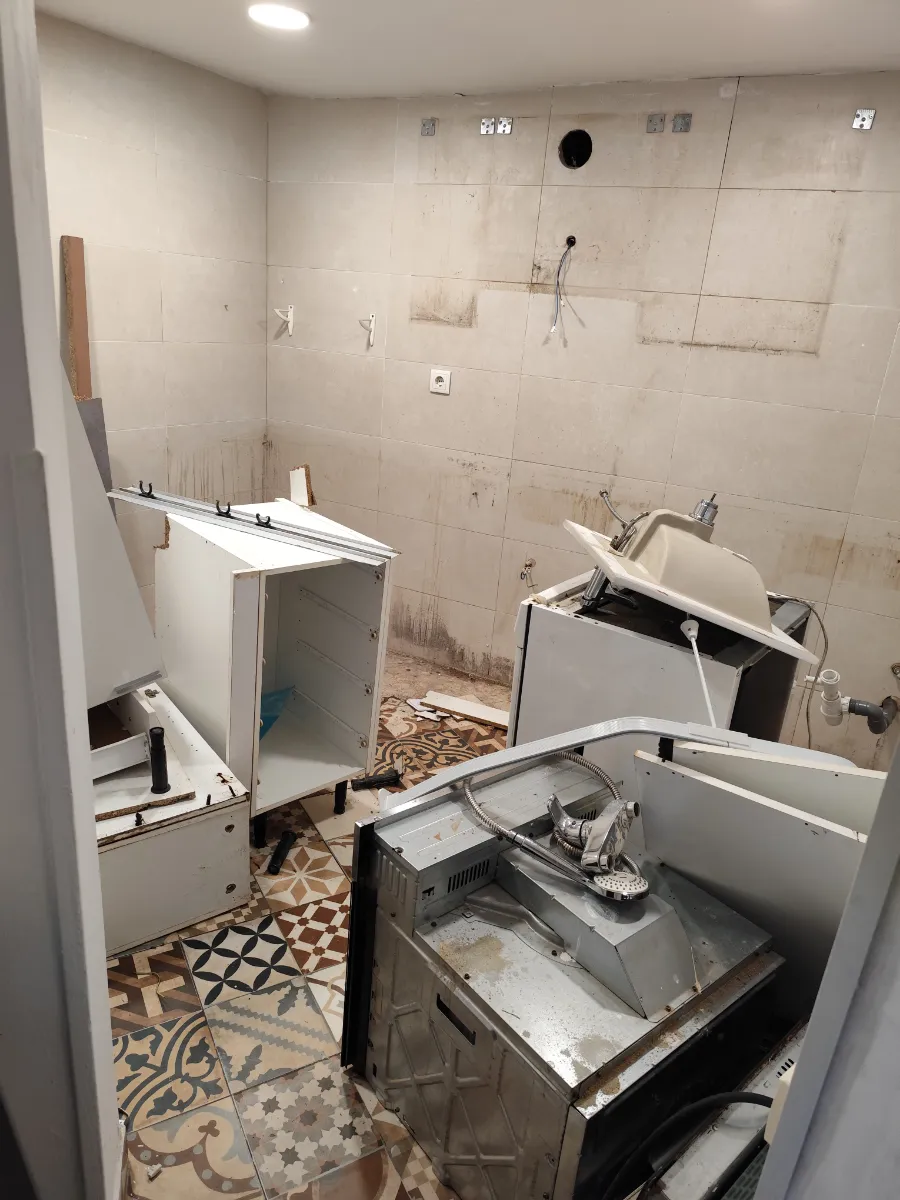 Obra rehabilitación de casa en Sant Boi cocina antes de reformar Baix llobregat
