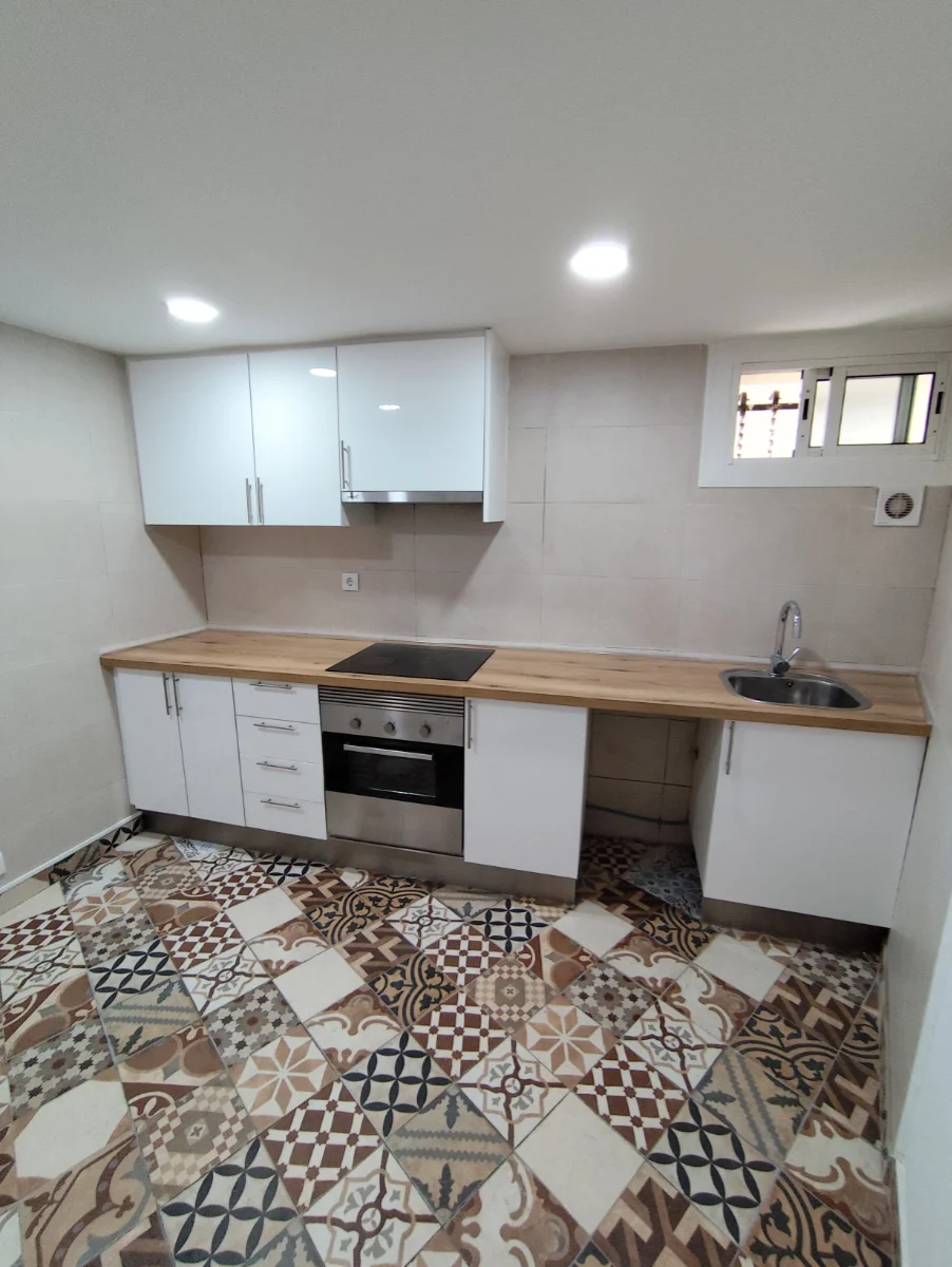 Obra rehabilitación de casa en Sant Boi cocina después de reformar Baix Llobregat. Rehabilitación integral de viviendas