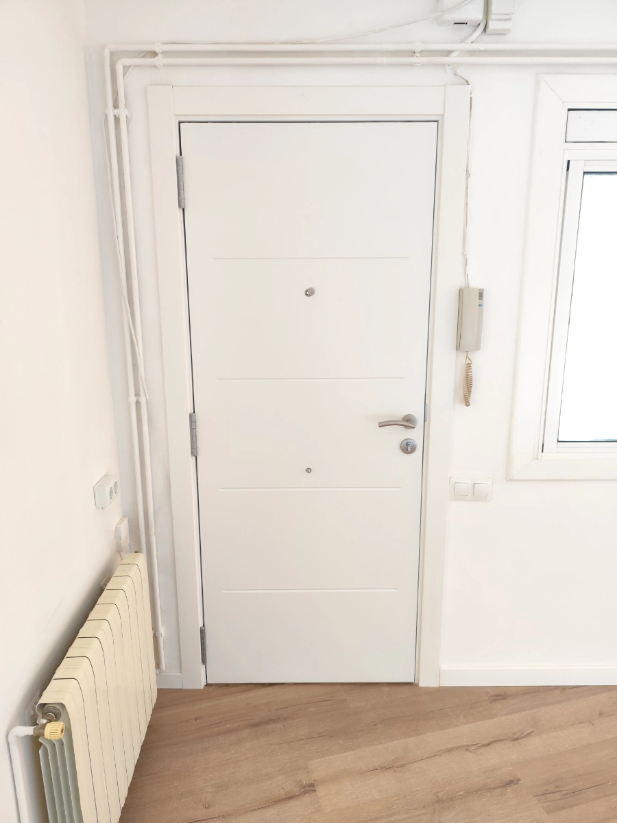 Obra Rehabilitación De Casa En Sant Boi Entrada Desde Dentro Domicilio Después De Reformar Baix Llobregat