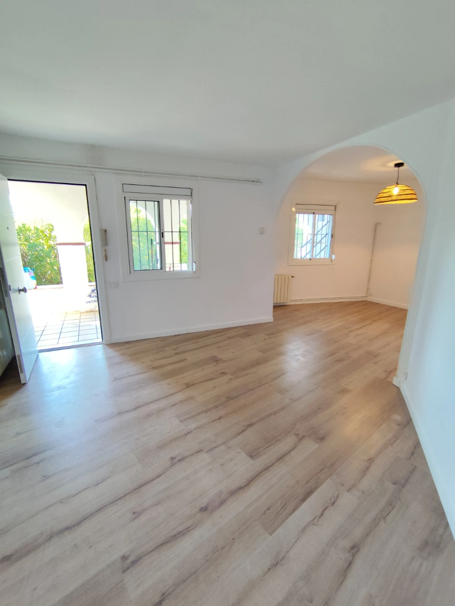 Obra Rehabilitación De Casa En Sant Boi Entrada Desde Dentro Domicilio Salón Princpal Después De Reformar Baix Llobregat Puerta Abierta