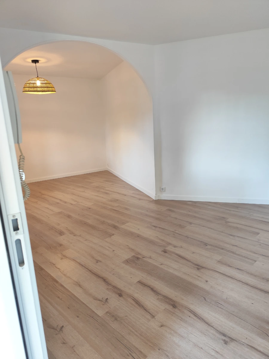 Obra Rehabilitación De Casa En Sant Boi Entrada Desde Dentro Domicilio Salón Princpal Después De Reformar Baix Llobregat