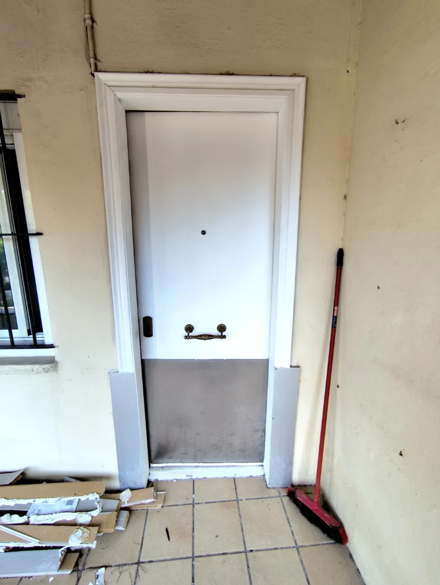 Obra rehabilitación de casa en Sant Boi entrada domicilio antes de reformar Baix Llobregat