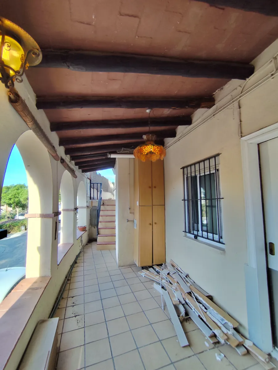 Obra rehabilitación de casa en Sant Boi entrada domicilio y porche con arcos antes de reformar Baix Llobregat. Rehabilitación integral de viviendas