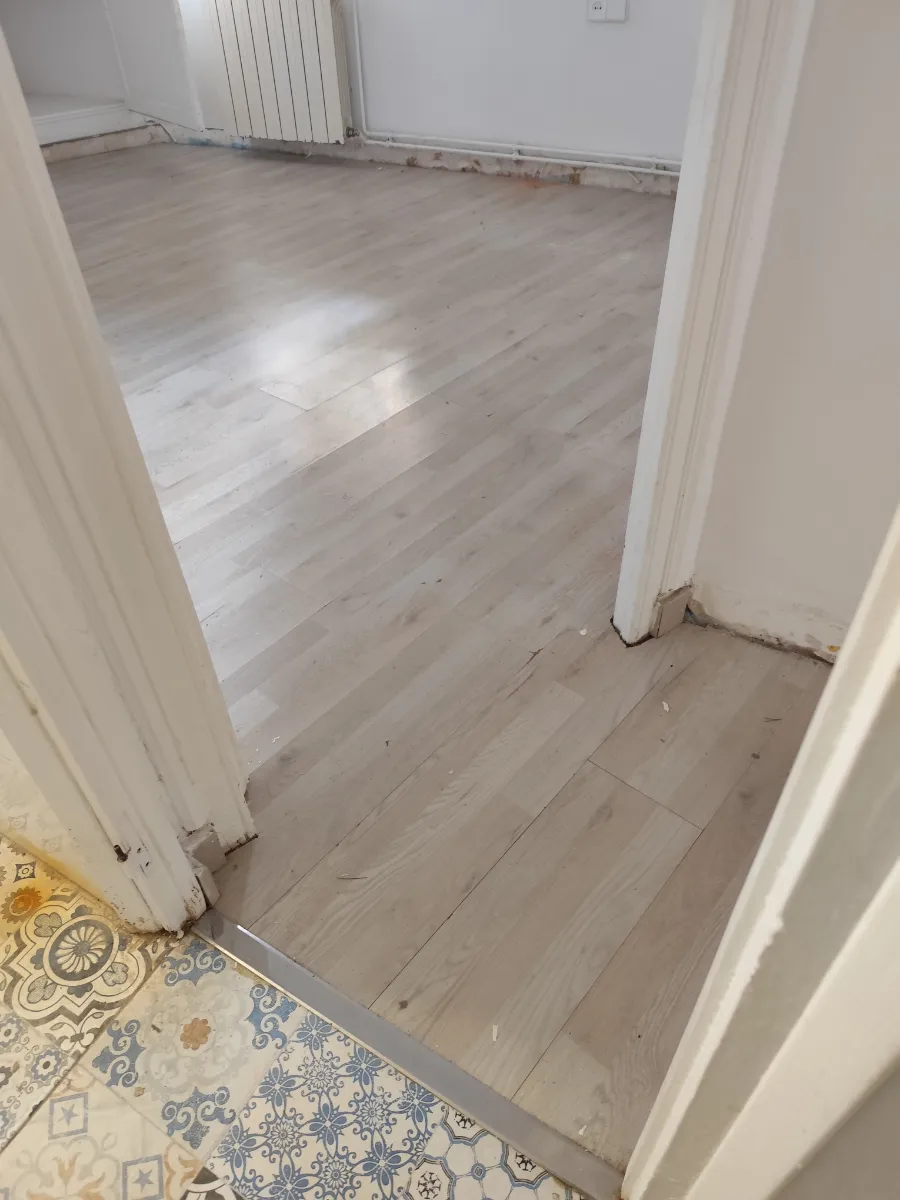 Obra rehabilitación de casa en Sant Boi habitación, detalle del suelo, antes de reformar Baix Llobregat