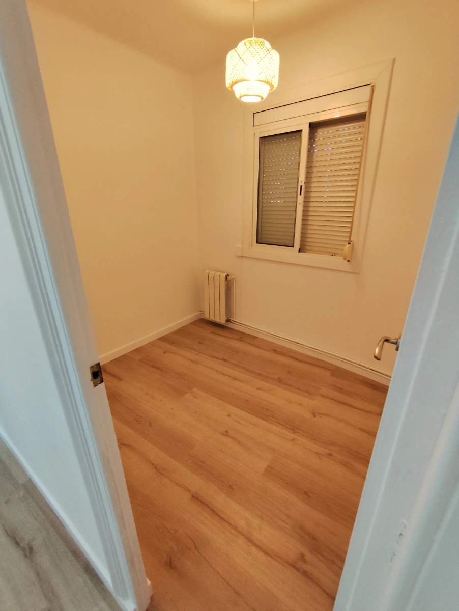 Obra Rehabilitación De Casa En Sant Boi Habitación Después De Reformar Detalle Techo Y Ventana Baix Llobregat