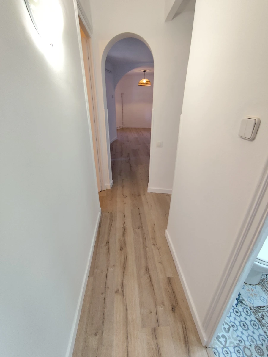 Obra Rehabilitación De Casa En Sant Boi Suelo Pasillo Junto Al Baño Después De Reformar Baix Llobregat