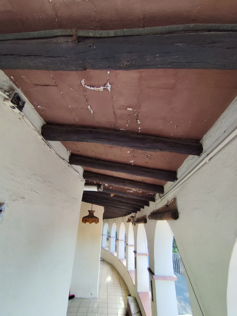 Obra rehabilitación de casa en Sant Boi y porche con arcos detalle techo bigas madera antes de reformar Baix Llobregat