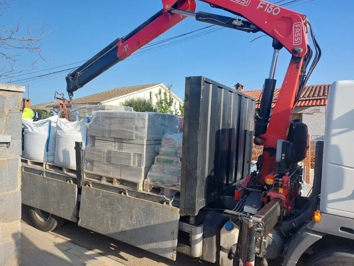 Camion Con Materiales Para Construcción Ladrillos De Hormigón Tot Construccions Ryr