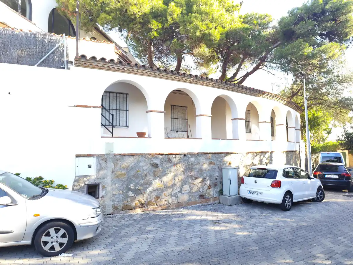 casa en Sant Boi Vista fachada después de pintar