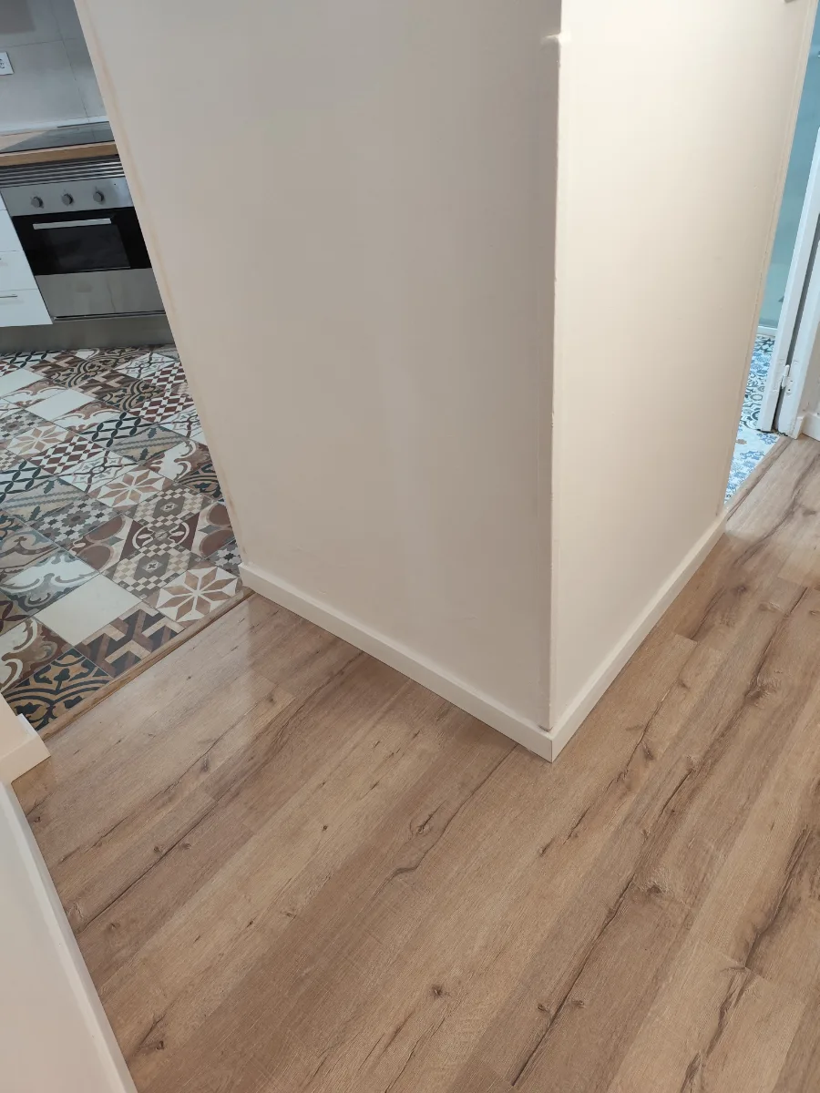 Cocina Abierta Por Un Lado Al Salón Y Puerta Por El Otro