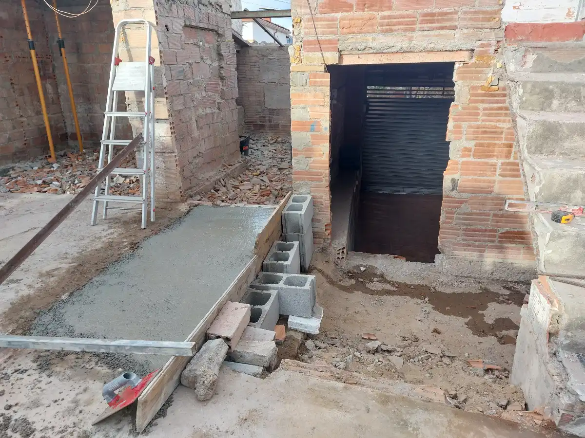 Exterior De Casa En Piera Comenzando A Rehabilitar Cimientos En Malas Condiciones Baix Llobregat 4
