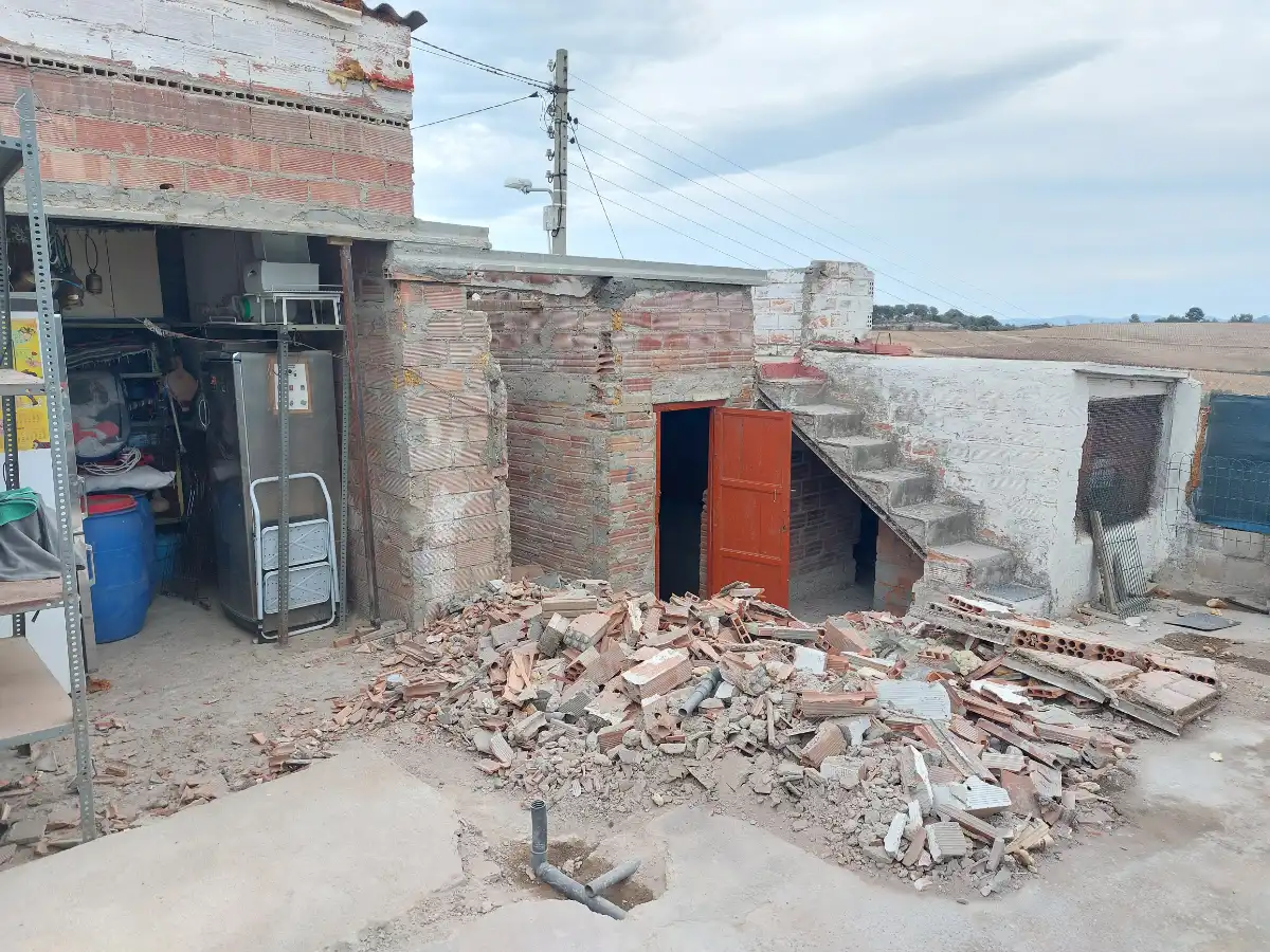 Exterior De Casa En Piera Comenzando A Rehabilitar Parte No Aprovechable Tirada Abajo Baix Llobregat 2