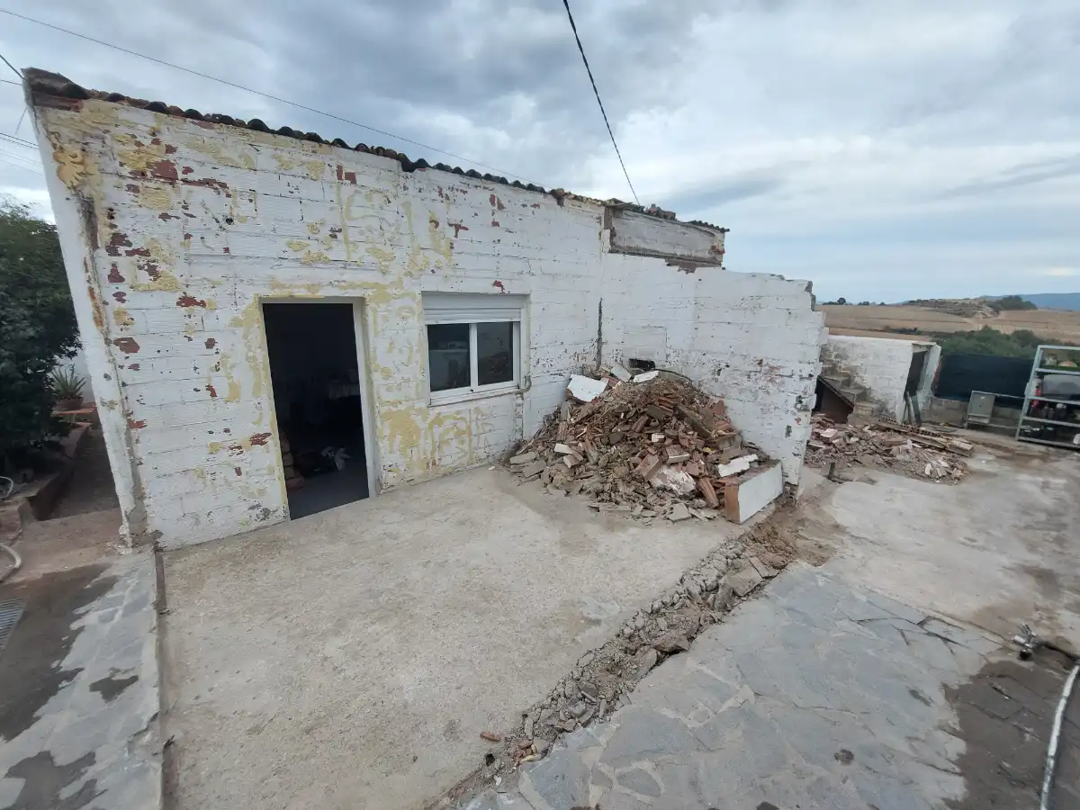 Exterior De Casa En Piera Comenzando A Rehabilitar Parte No Aprovechable Tirada Abajo Baix Llobregat 3