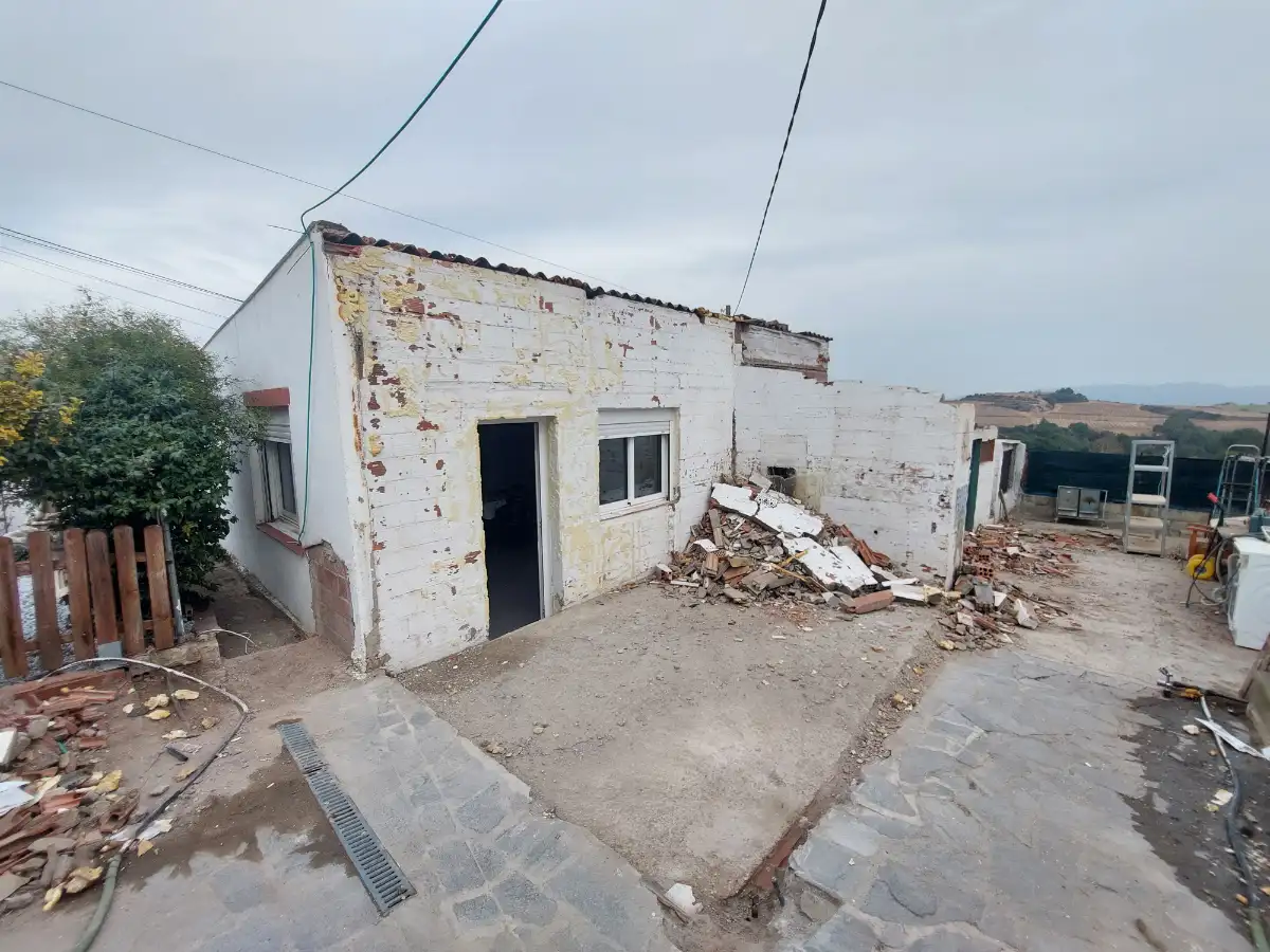 Exterior De Casa En Piera Comenzando A Rehabilitar Parte No Aprovechable Tirada Abajo Baix Llobregat