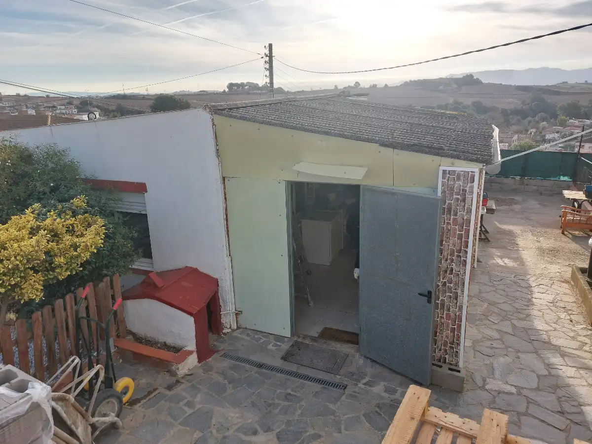 Exterior De Casa En Piera Construida Con Materiales Rudimientarios Antes De Reahbilitar Baix Llobregat
