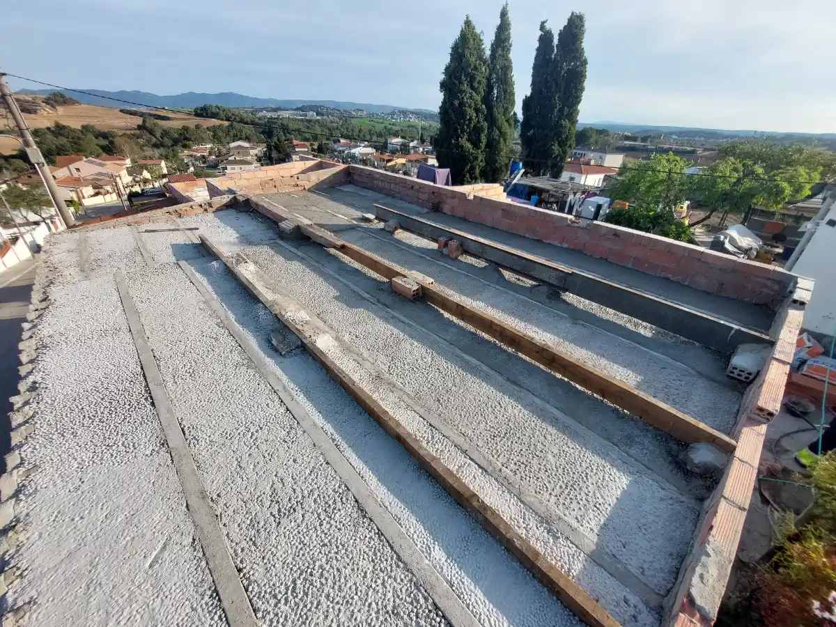 Exterior De Casa En Piera Construyndo El Techo 2