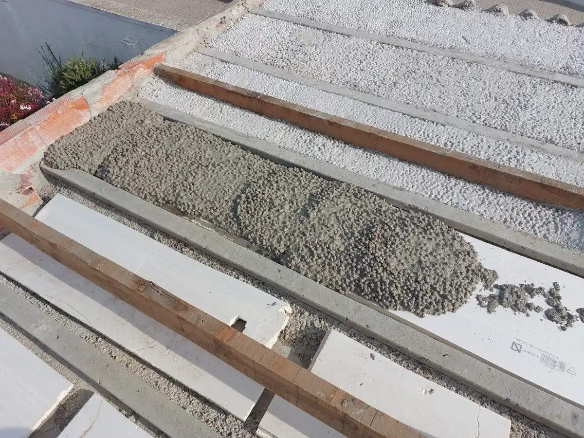 Exterior De Casa En Piera Construyndo El Techo