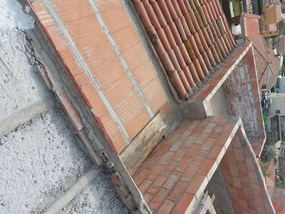 Exterior De Casa En Piera Construyndo El Tejado