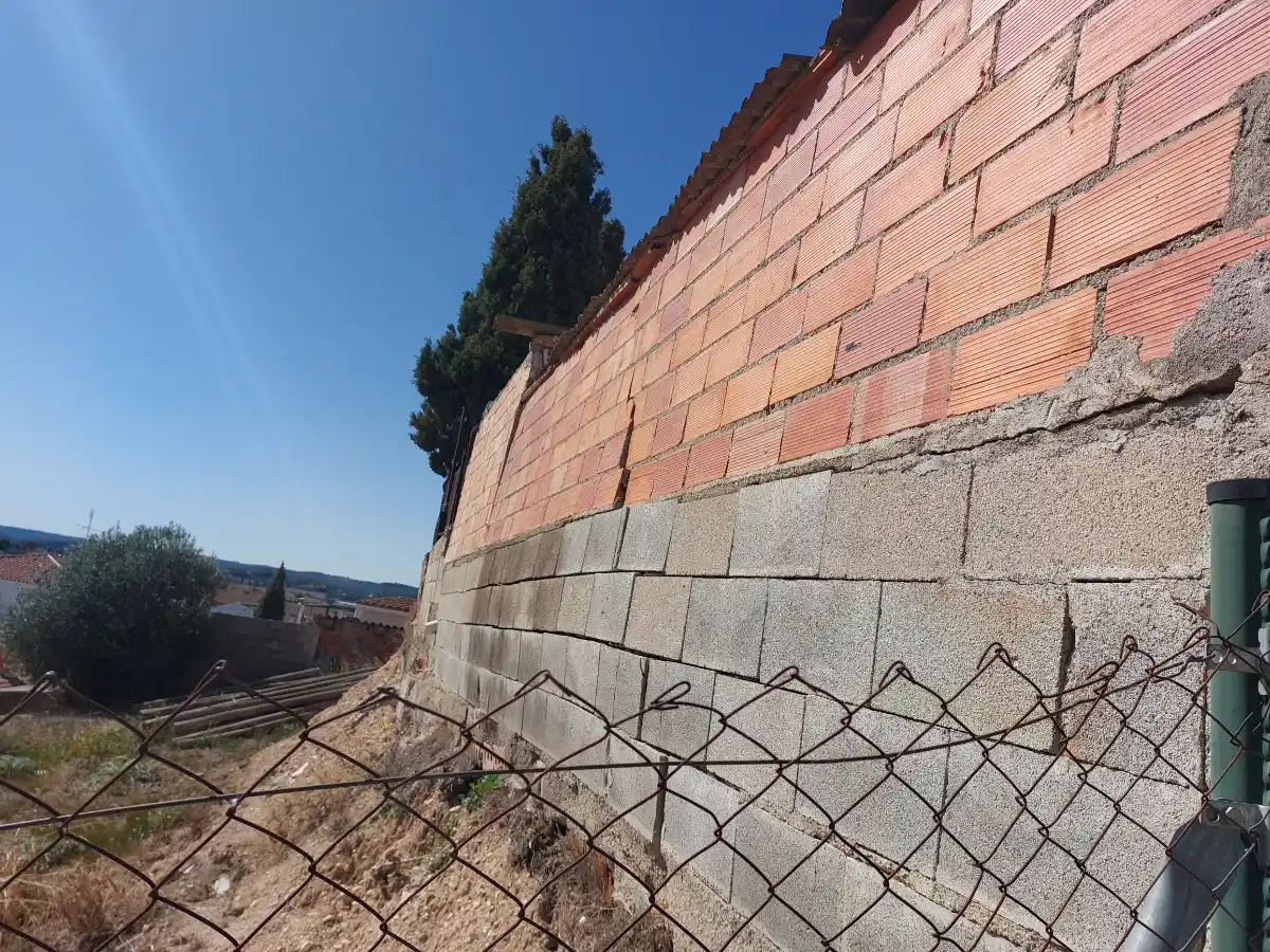 Exterior De Casa En Piera Revisión De Muro Exterior Que Necesita Reparación