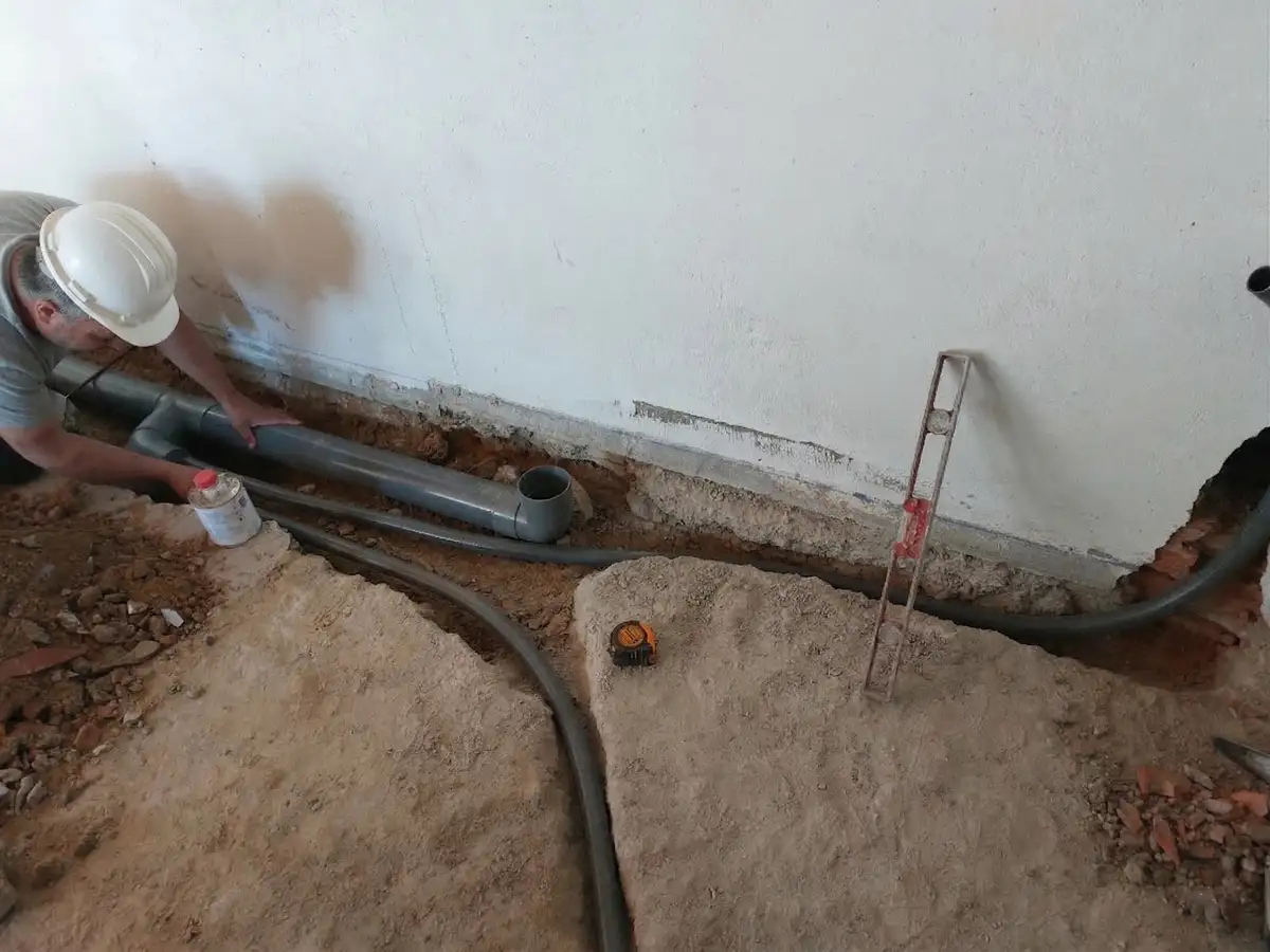 Interior De Casa En Piera Colocando Los Desagües