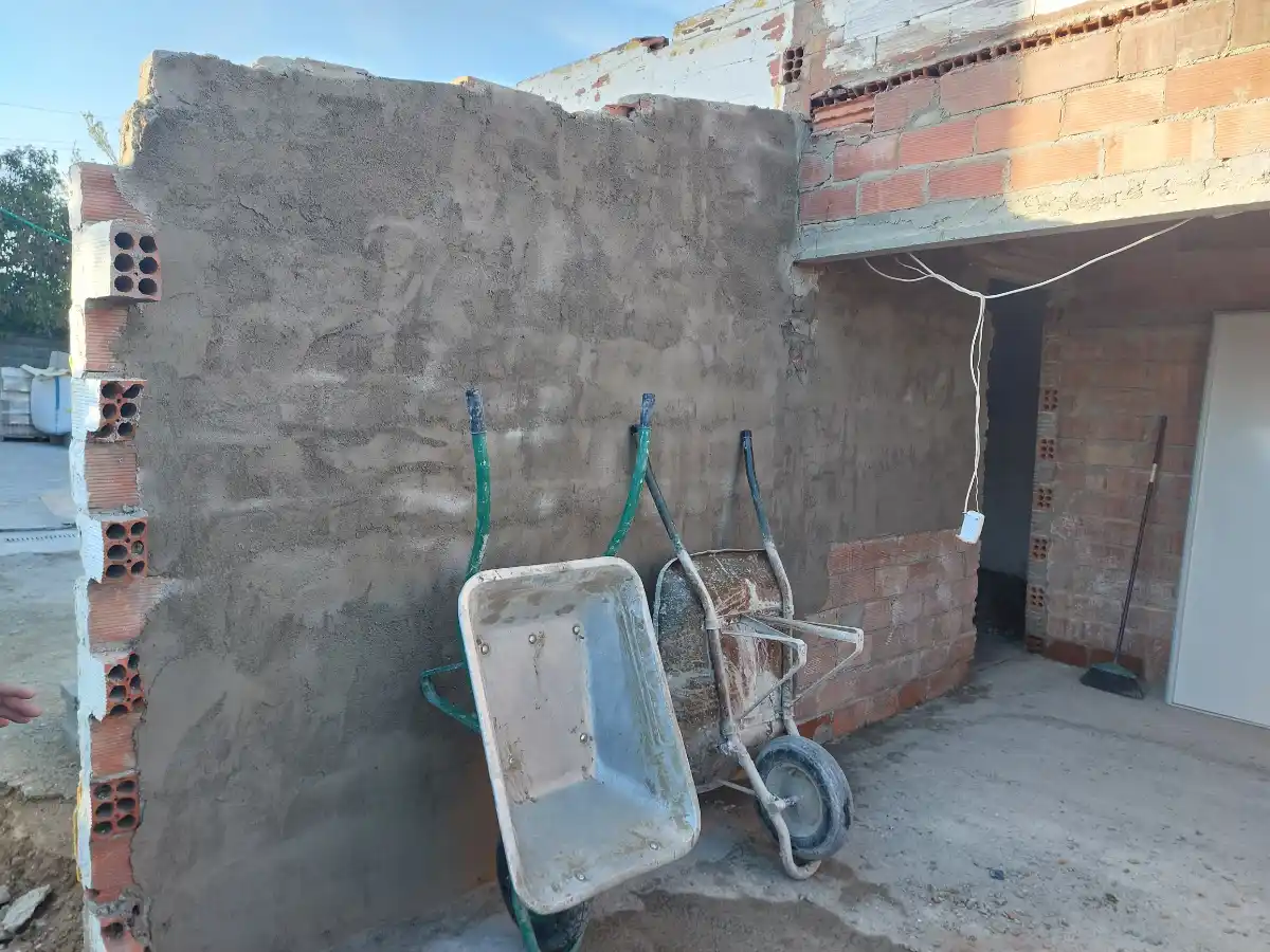 Interior De Casa En Piera Terminando Cimientos Base De Ormigón Y Dando Forma A Las Paredes