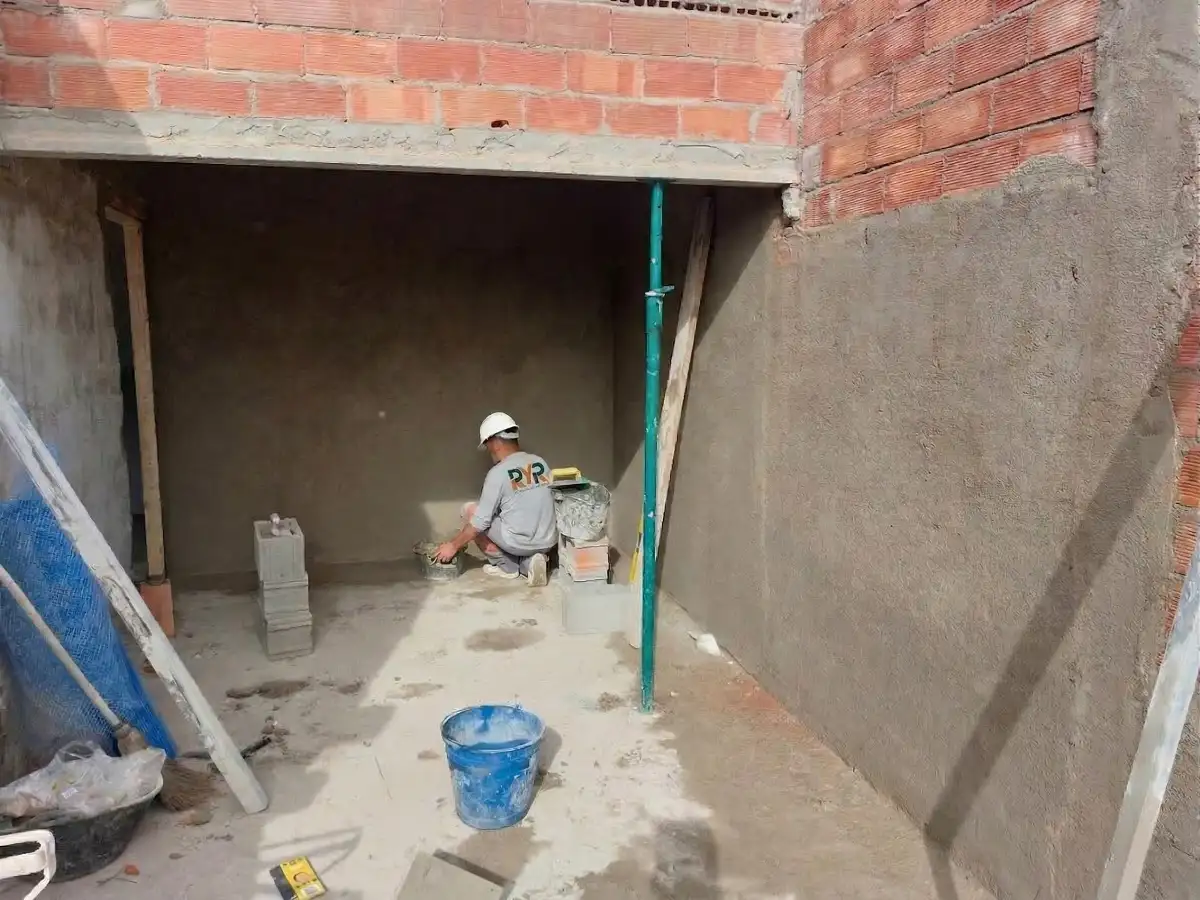 Interior De Casa En Piera Trabajando Las Paredes Y Techo Interior Con Operario