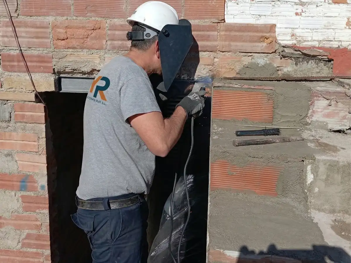 Operario De Tot Construccions Realizando Soldadura Electrica