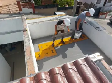 Operarios Haciendo El Piso La Terraza Tras Terminar Parte Del Tejado Rehabilitación integral de viviendas. Reformas integrales de Casas en el Baix Llobregat