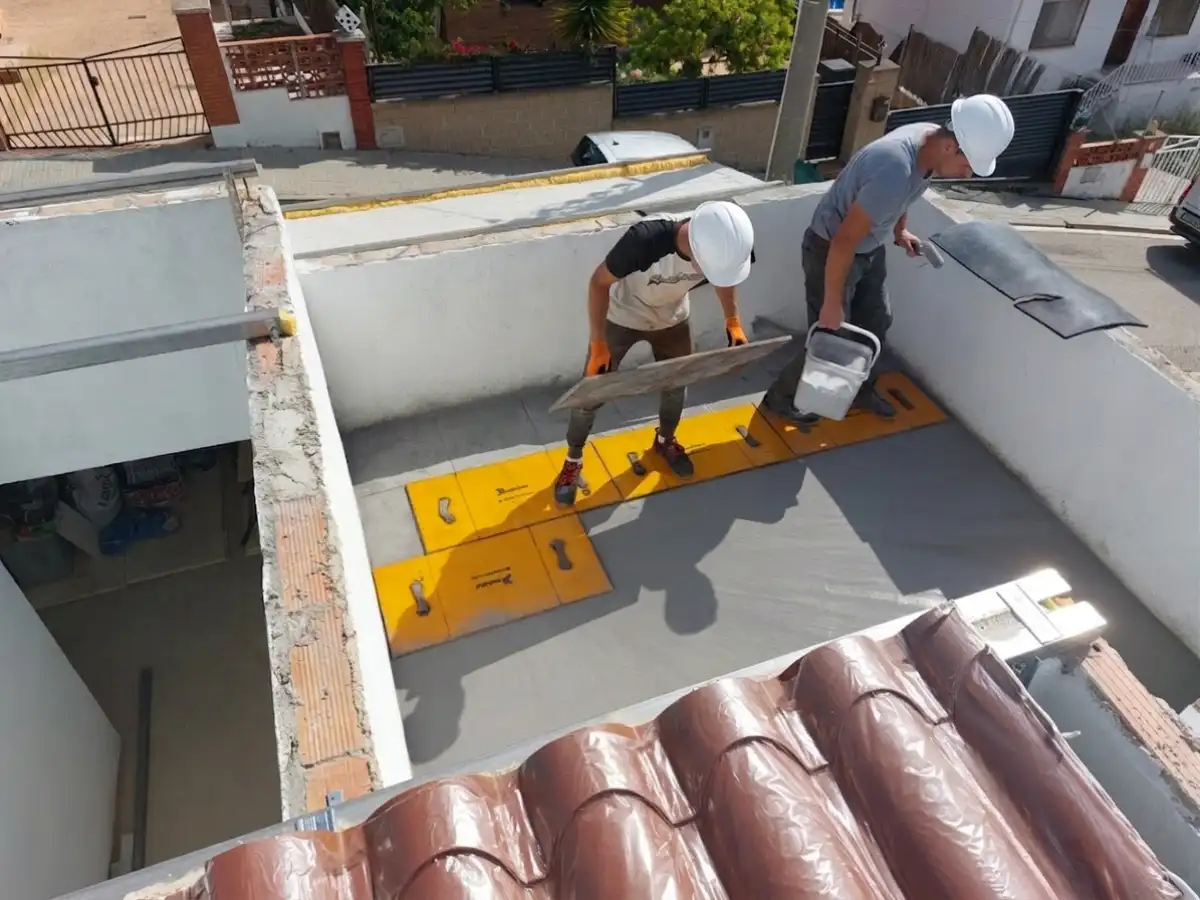 Operarios Haciendo El Piso La Terraza Tras Terminar Parte Del Tejado Rehabilitación integral de viviendas. Reformas integrales de Casas en el Baix Llobregat