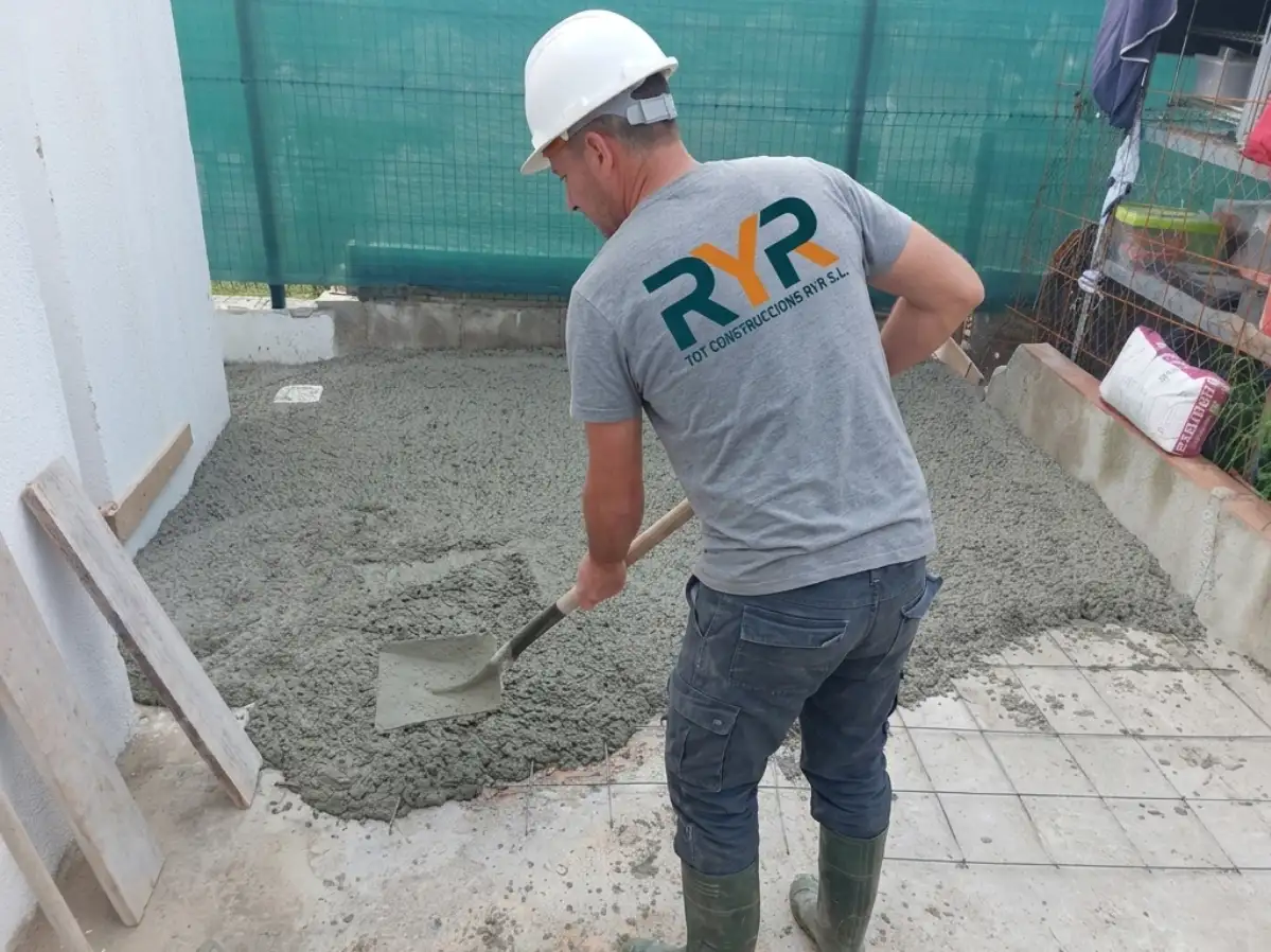 Paleta Ormigonando Suelo Exterior En Una Reforma Integral En Piera. Rehabilitación integral de viviendas