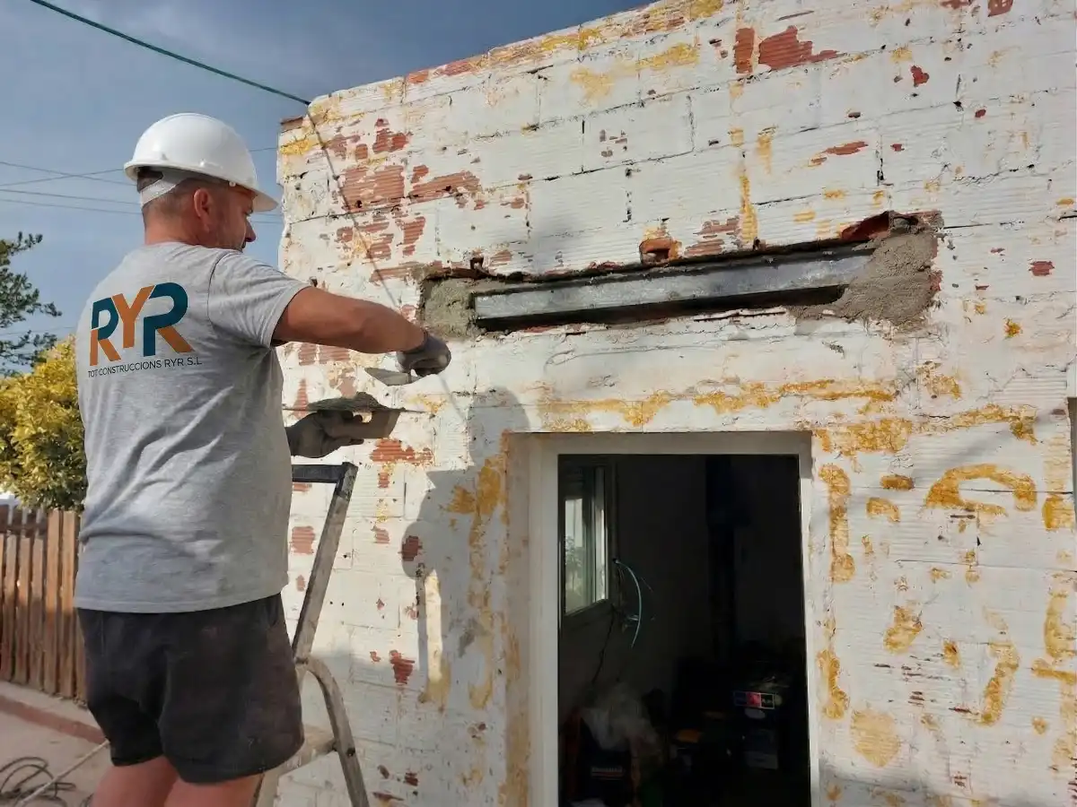 Paleta Terminando De Protejer Nueva Viga En Una Reforma Integral En Piera