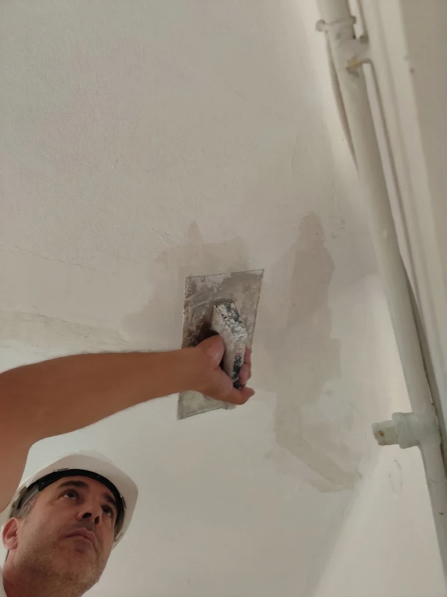 yesero aplicando capas y alisando techo Tot Construccions RyR. Rehabilitación integral de viviendas